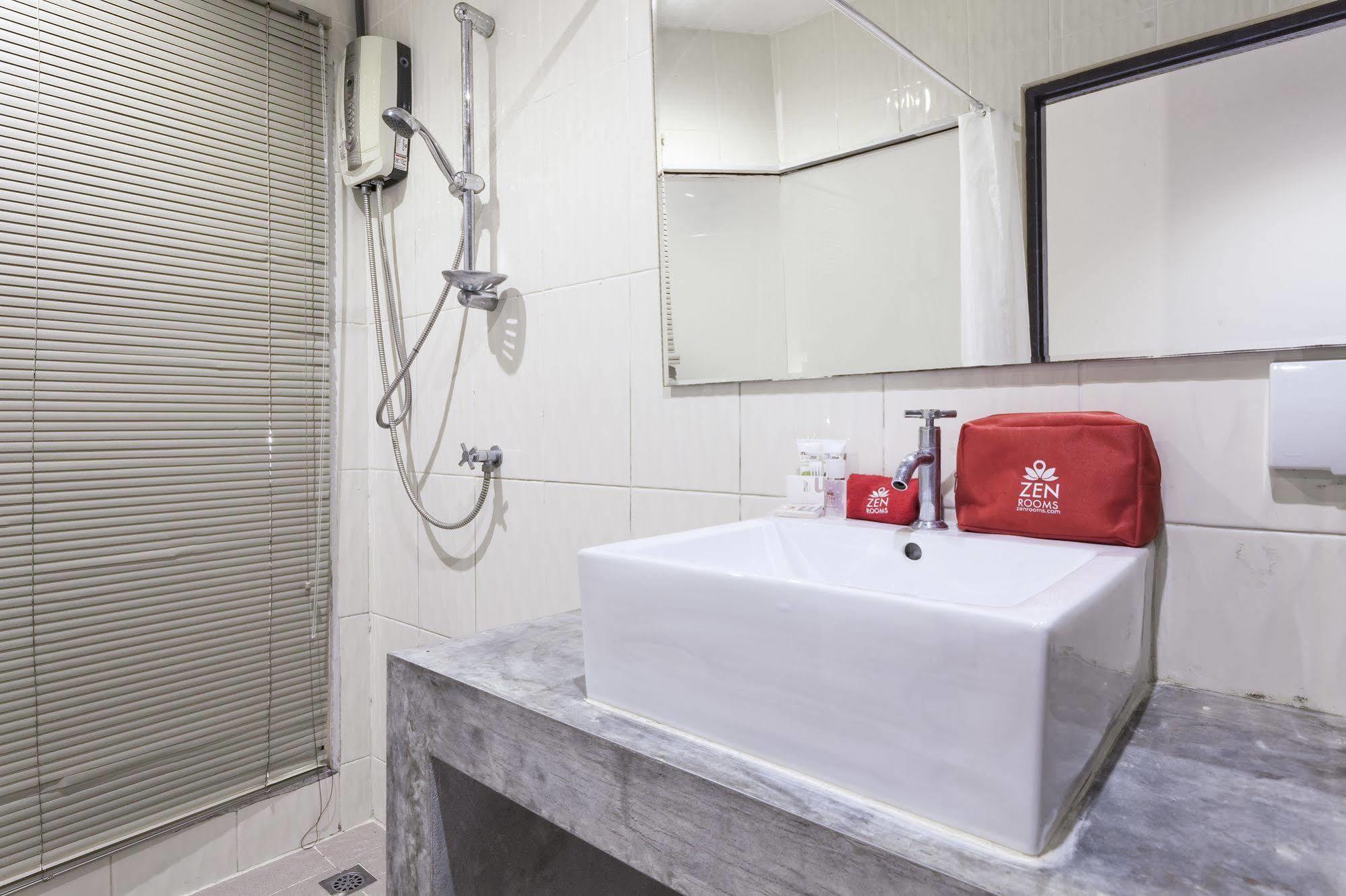 Zen Rooms Basic Nanai Phuket Patong Esterno foto